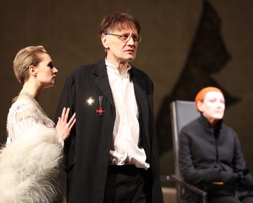 Лица, маски и социальные роли в спектакле «Холопы» на легендарной сцене.