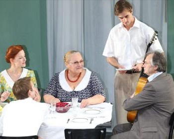 Театральный эксперимент Богомолова: почему премьеру «Славы» ждут с особым интересом