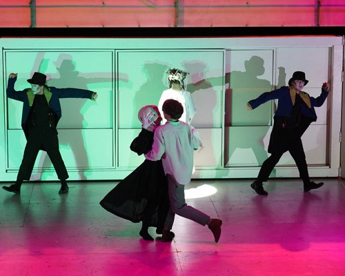 Диалог со смертью под звуки магической мелодии: спектакль для взрослых и детей в БДТ