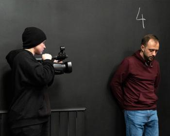 С кем остаётся человек в кромешной тьме? Расследование природы жестокости в спектакле «Лицом к стене»